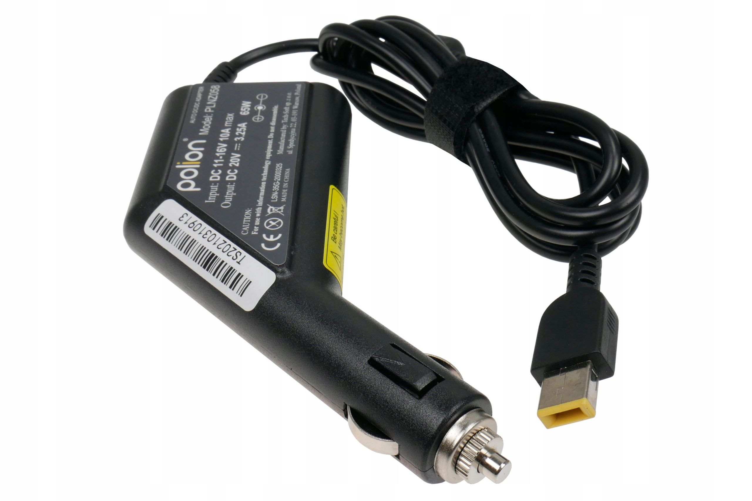 Czarny adapter ładowarki samochodowej z czarnym kablem. Adapter ma tekst i złącze USB. Białe tło.