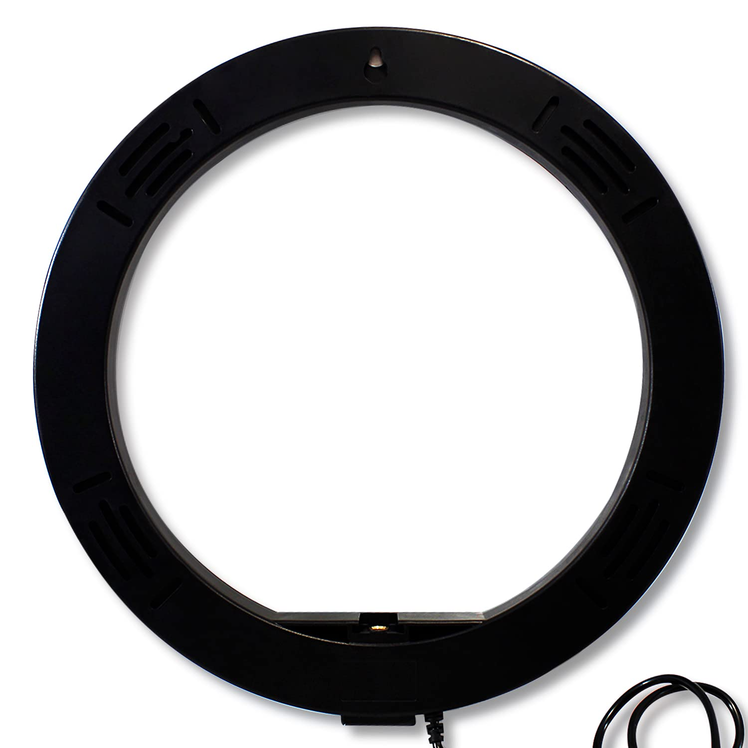 Ein schwarzes Ringlicht auf weißem Hintergrund. Es hat Lüftungsschlitze und ein Netzkabel. Das Licht ist kreisförmig.