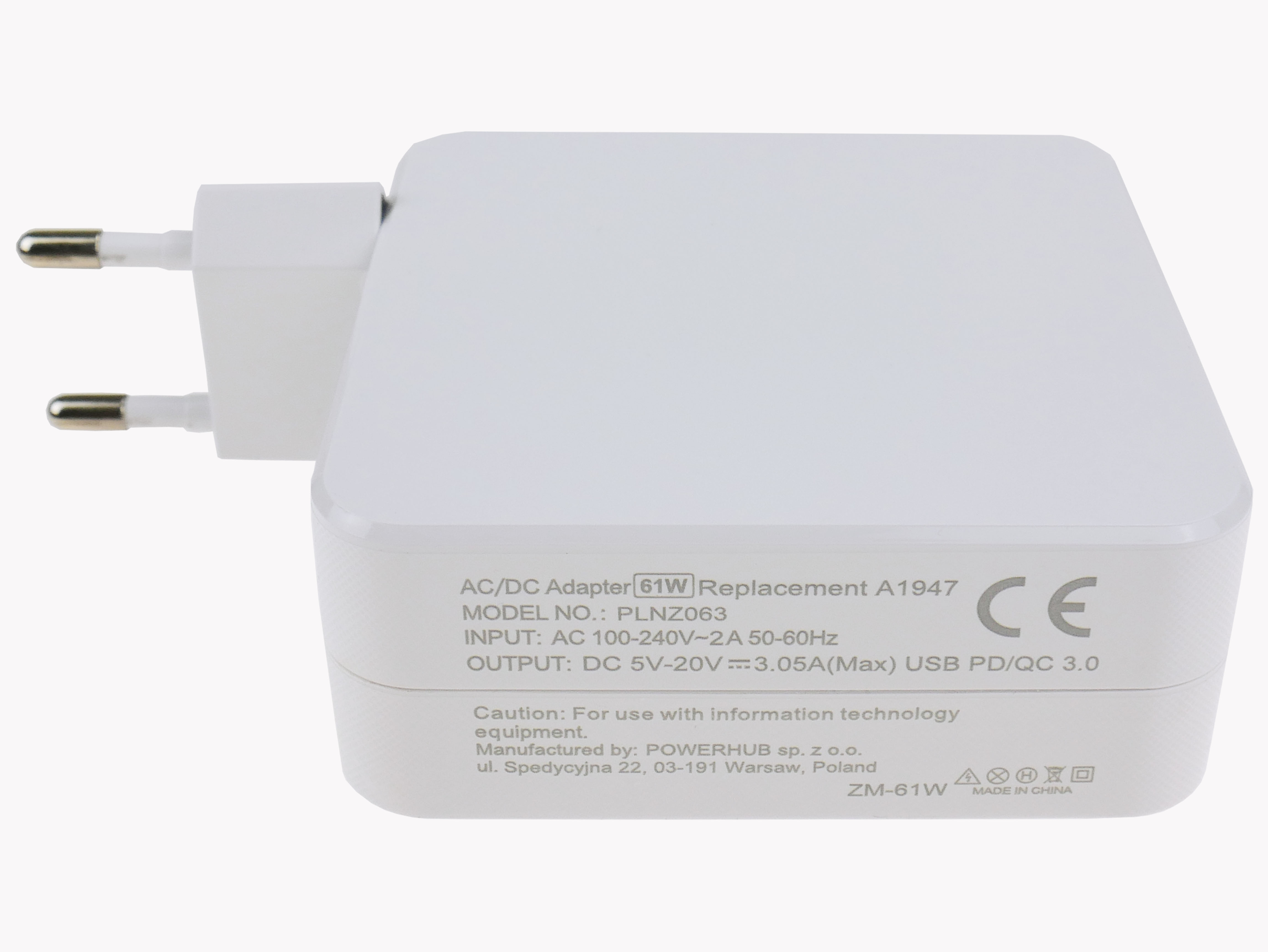 Biały adapter AC/DC z wtyczką. Posiada wydrukowany tekst wskazujący jego specyfikacje i pochodzenie.
