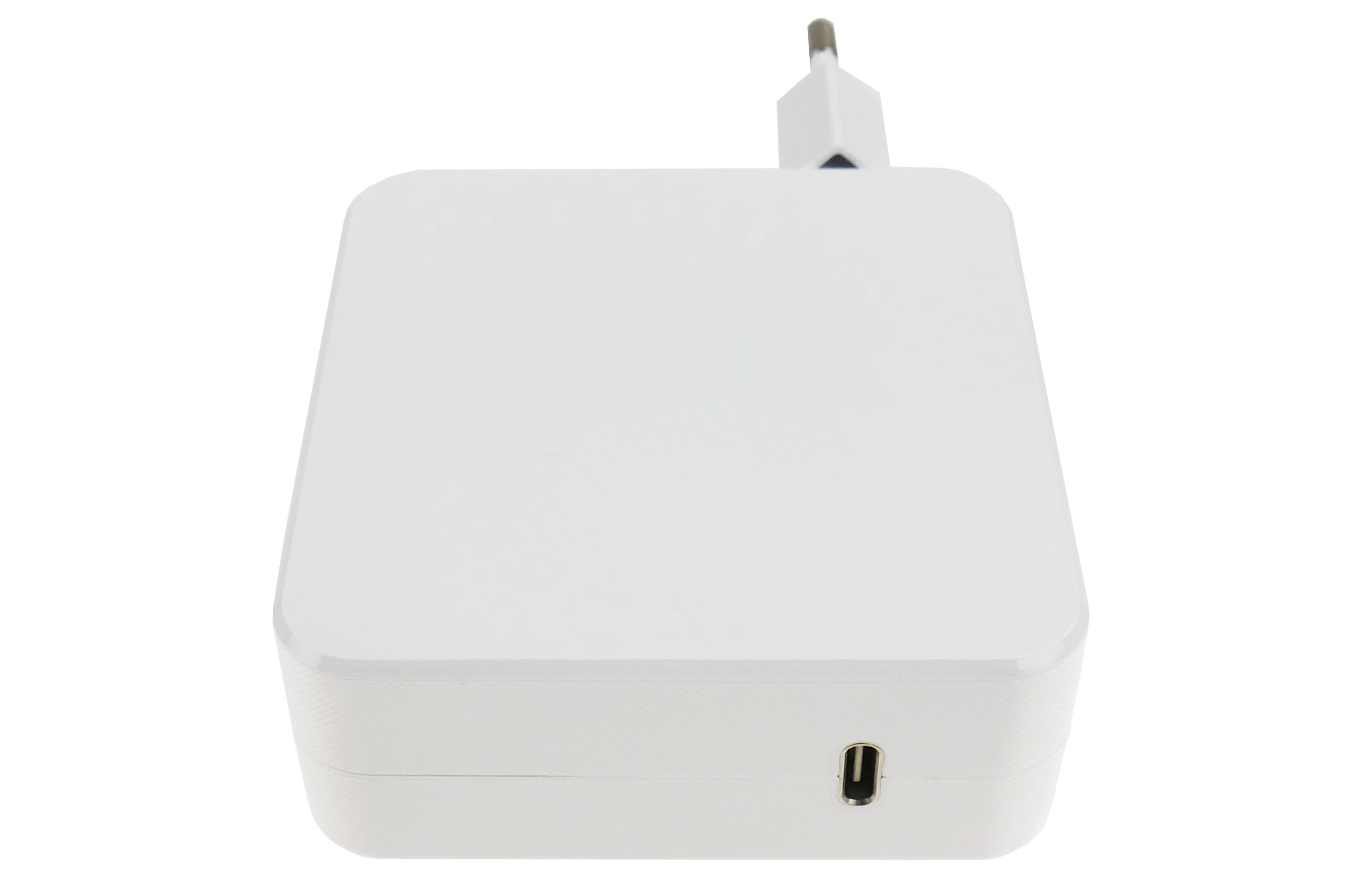 Biały zasilacz z wtyczką u góry i portem USB na dole.
