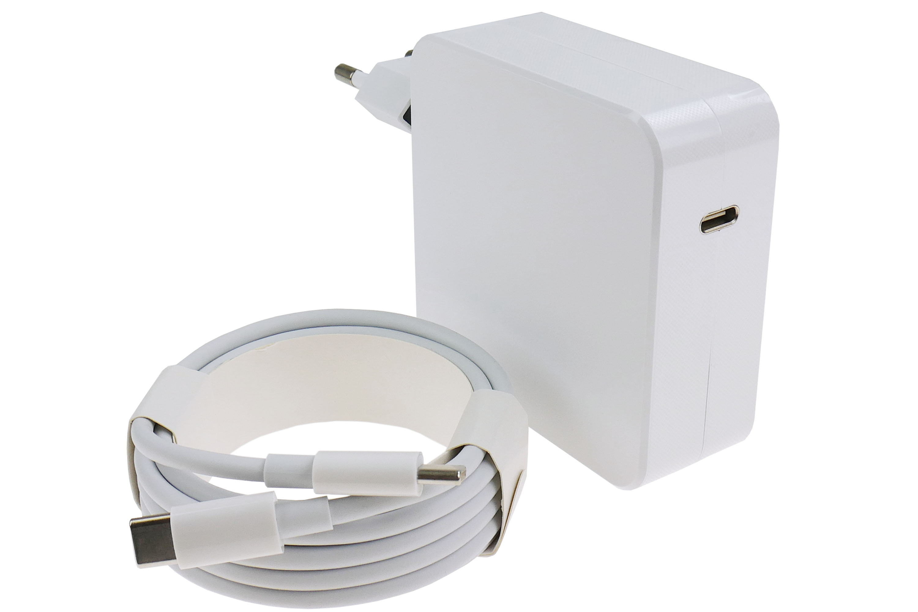 Biały zasilacz i biały kabel ładujący na białej powierzchni, odizolowane.