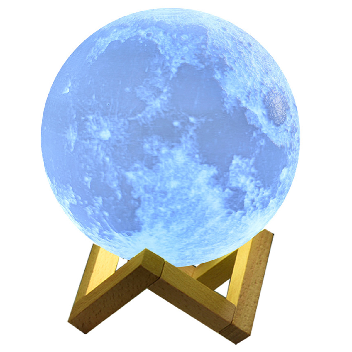 Eine blaue mondförmige Lampe auf einem Holzständer. Die Lampe hat detaillierte Oberflächenmerkmale. Der Ständer besteht aus hellfarbigem Holz in einem geometrischen Design.