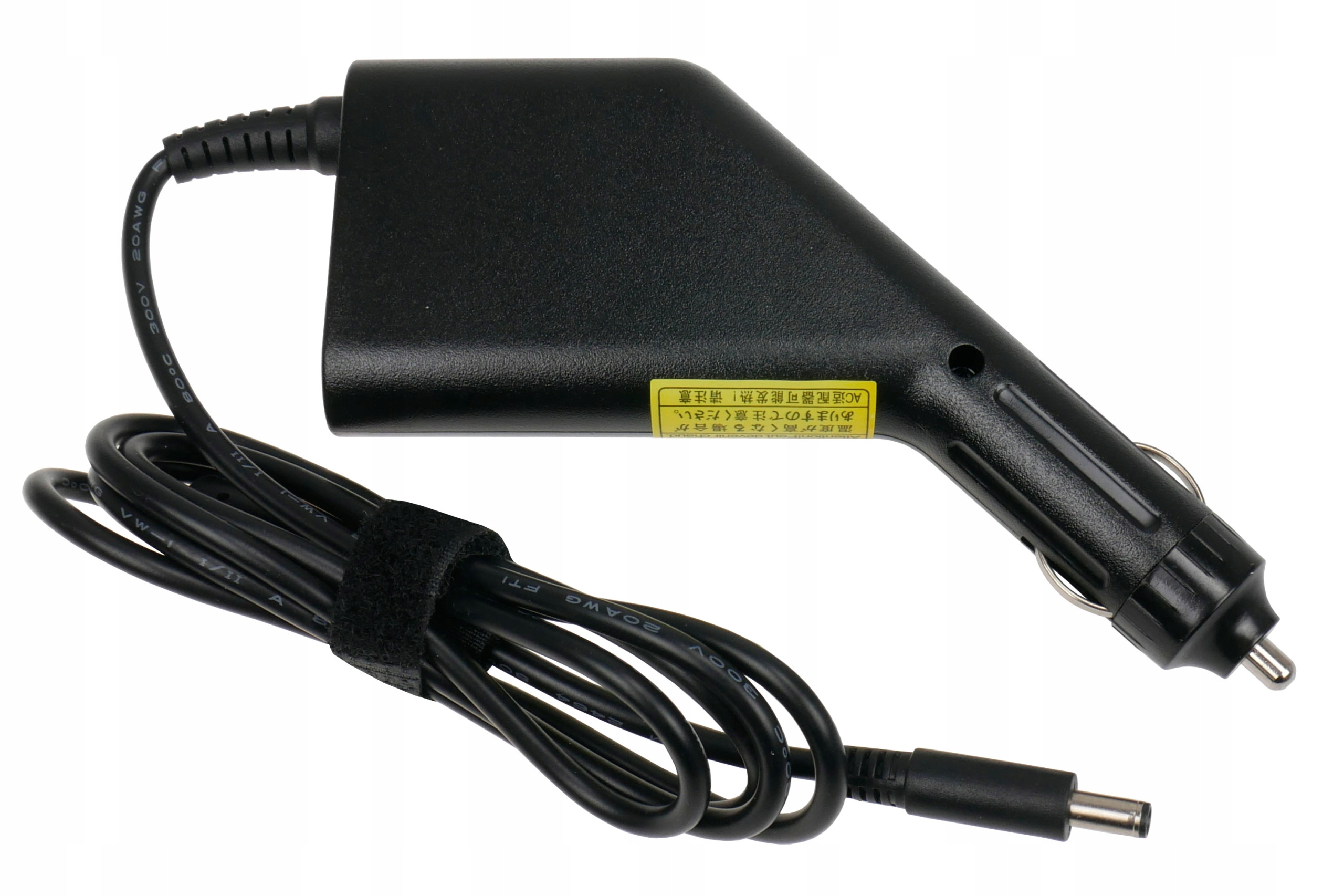 Czarna ładowarka do laptopa z adapterem samochodowym, zwiniętym kablem i etykietą z japońskim tekstem. Białe tło.
