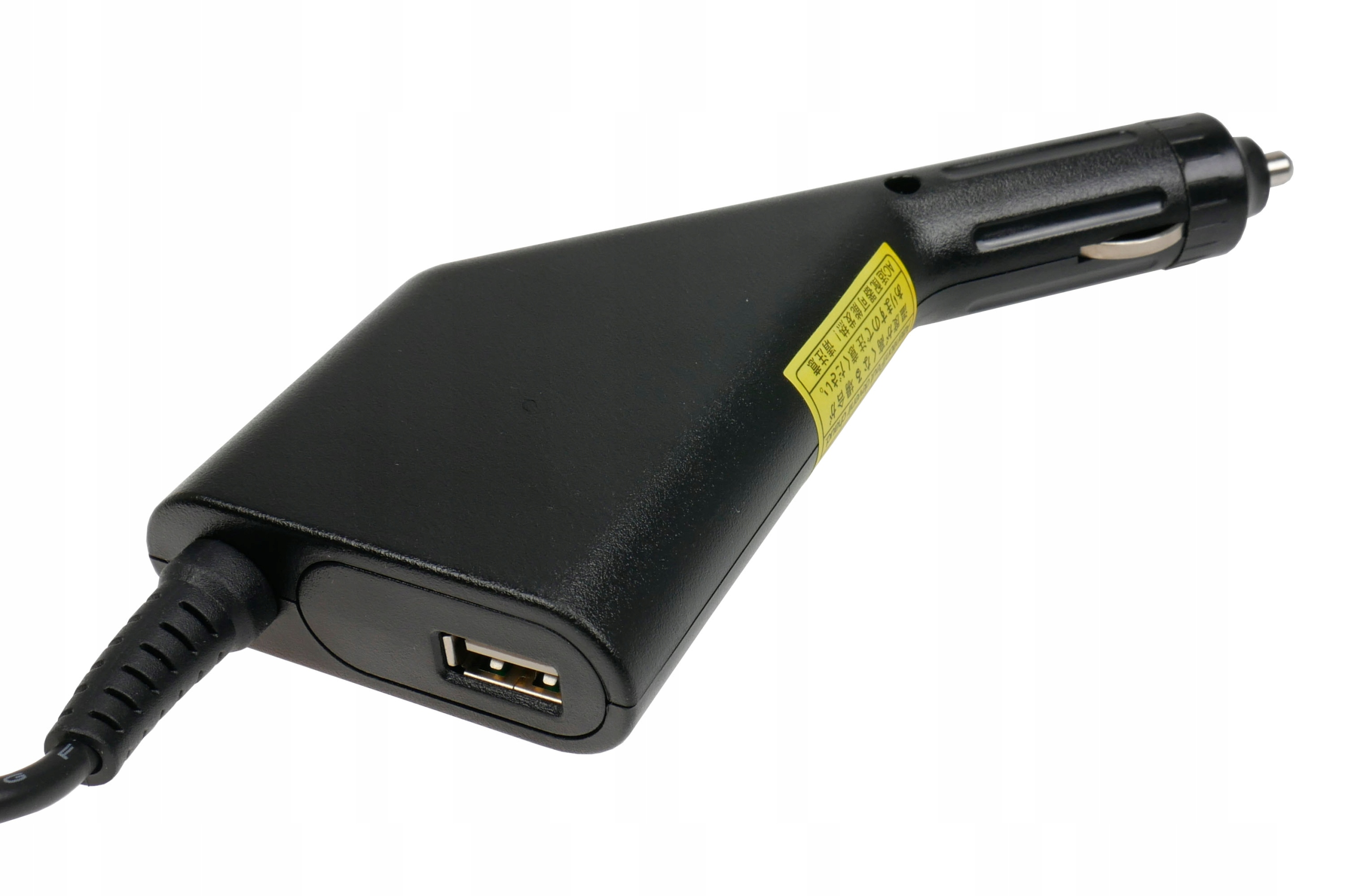 Czarna ładowarka samochodowa z portem USB, kablem i naklejką ostrzegawczą. Tło jest białe.