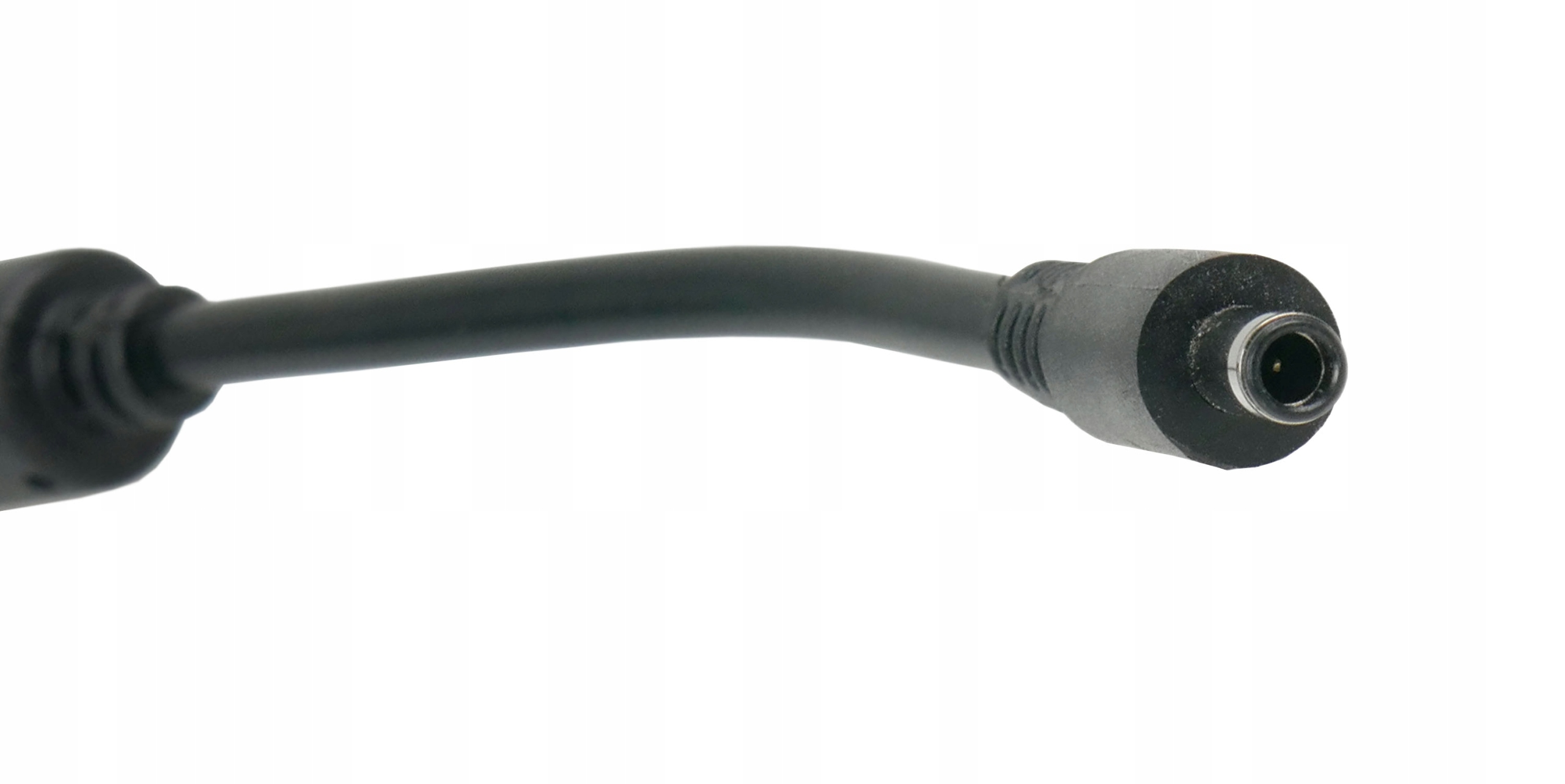 Czarny kabel zasilający z okrągłym złączem na białym tle. Kabel wygina się w prawo.