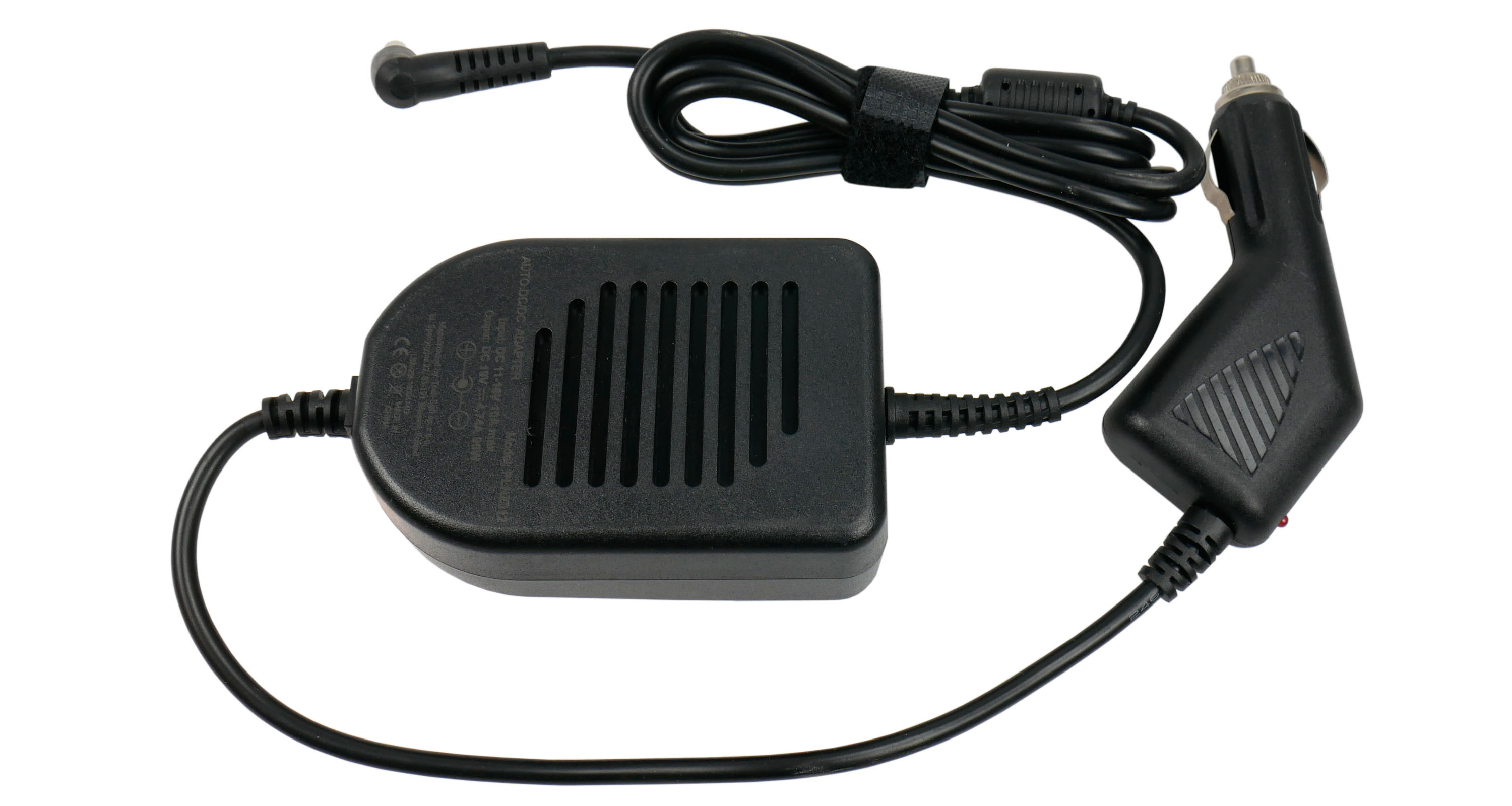 Czarna ładowarka do laptopa z adapterem samochodowym na białym tle. Zawiera zasilacz i kable.