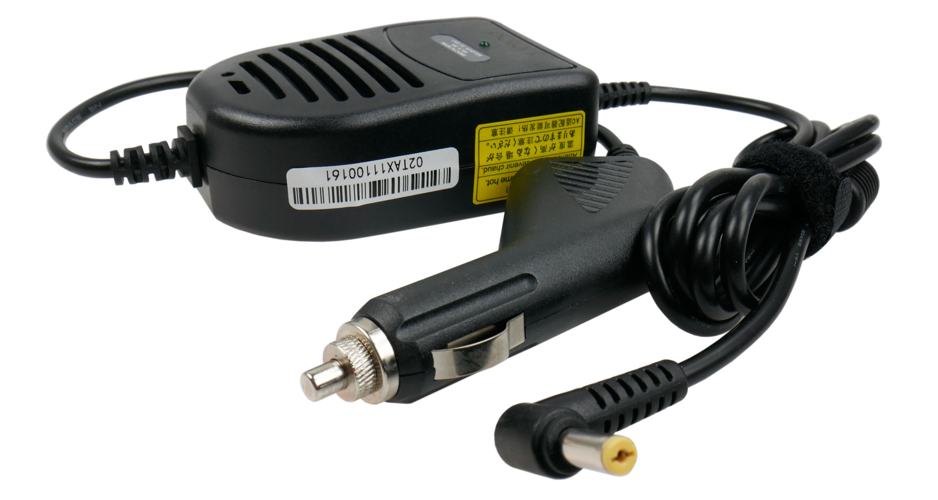 Czarny adapter ładowarki samochodowej. Ma zasilacz, adapter samochodowy i złącze DC. Białe tło.