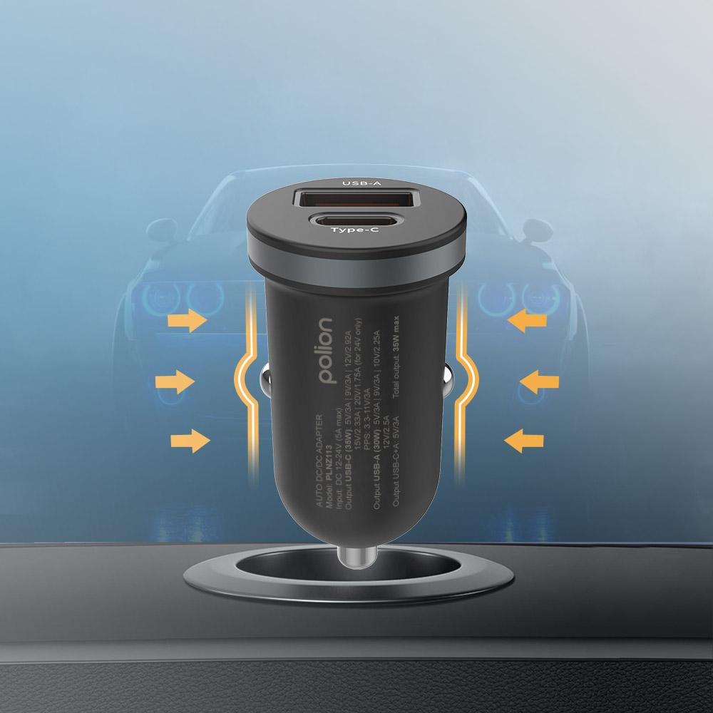 Czarna ładowarka samochodowa z portami USB i Type-C znajduje się w uchwycie na kubek. Pomarańczowe strzałki wskazują przepływ prądu.