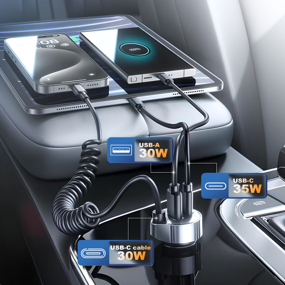 Ładowarka samochodowa z dwoma telefonami i tabletem w trakcie ładowania. Porty USB-A i USB-C są oznaczone ich mocą.