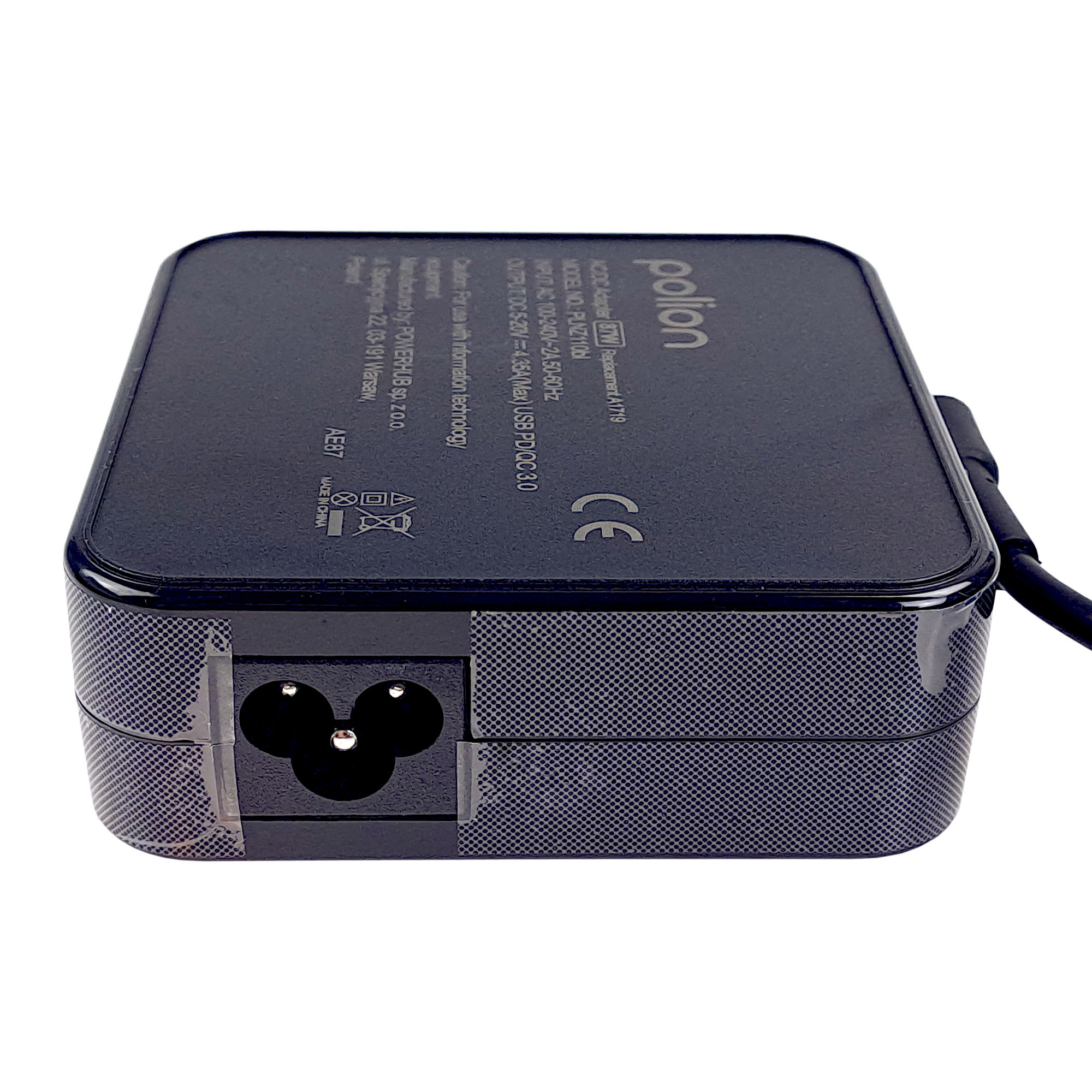 Czarna ładowarka do laptopa Polion z trójstykowym wejściem zasilania. Etykieta zawiera tekst i logo, z czarnym kablem.