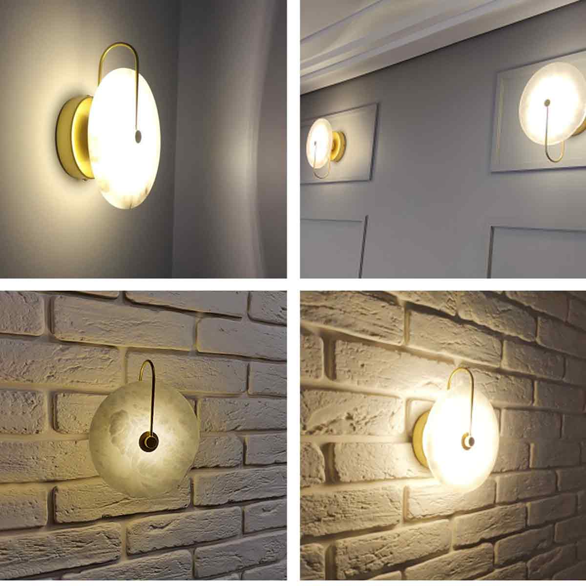 Vier Bilder zeigen Wandlampen. Jede Lampe hat einen runden, mattierten Glasschirm mit goldenem Metallrahmen. Die Lampen sind an verschiedenen Wänden.
