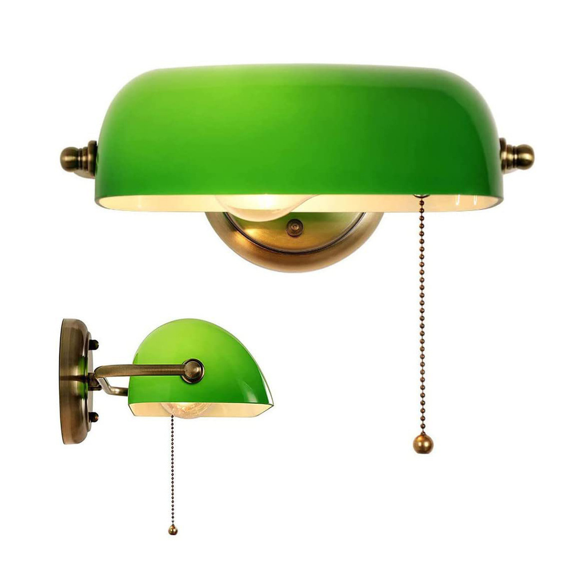 Zwei grüne Lampen mit Messingarmaturen werden gezeigt. Jede hat eine Zugkette. Der Hintergrund ist weiß.