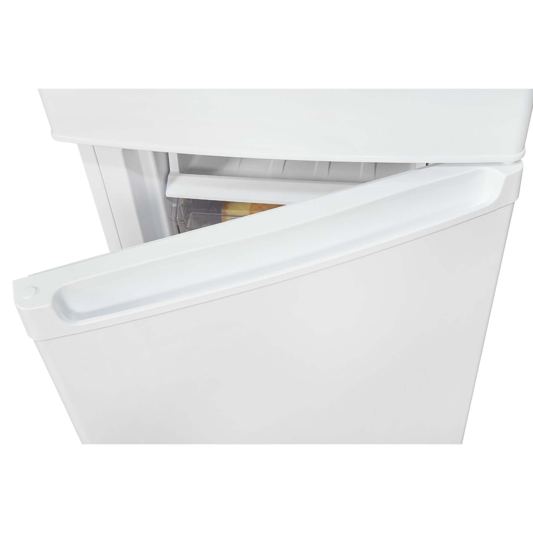 Un refrigerador blanco con un cajón abierto. Dentro, un recipiente transparente contiene objetos.