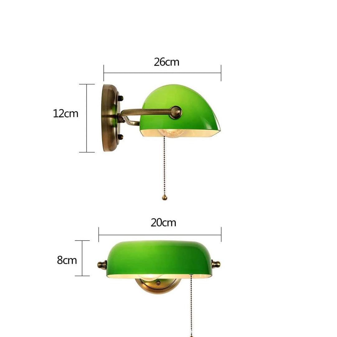 Zwei grüne Lampen mit Messingarmaturen und Zugketten. Maße sind angegeben.