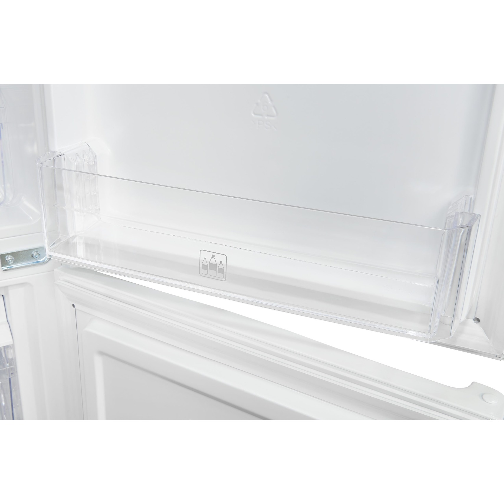 Interior de un refrigerador blanco. Se ve un estante de plástico transparente, con un icono de botella. El fondo es blanco.
