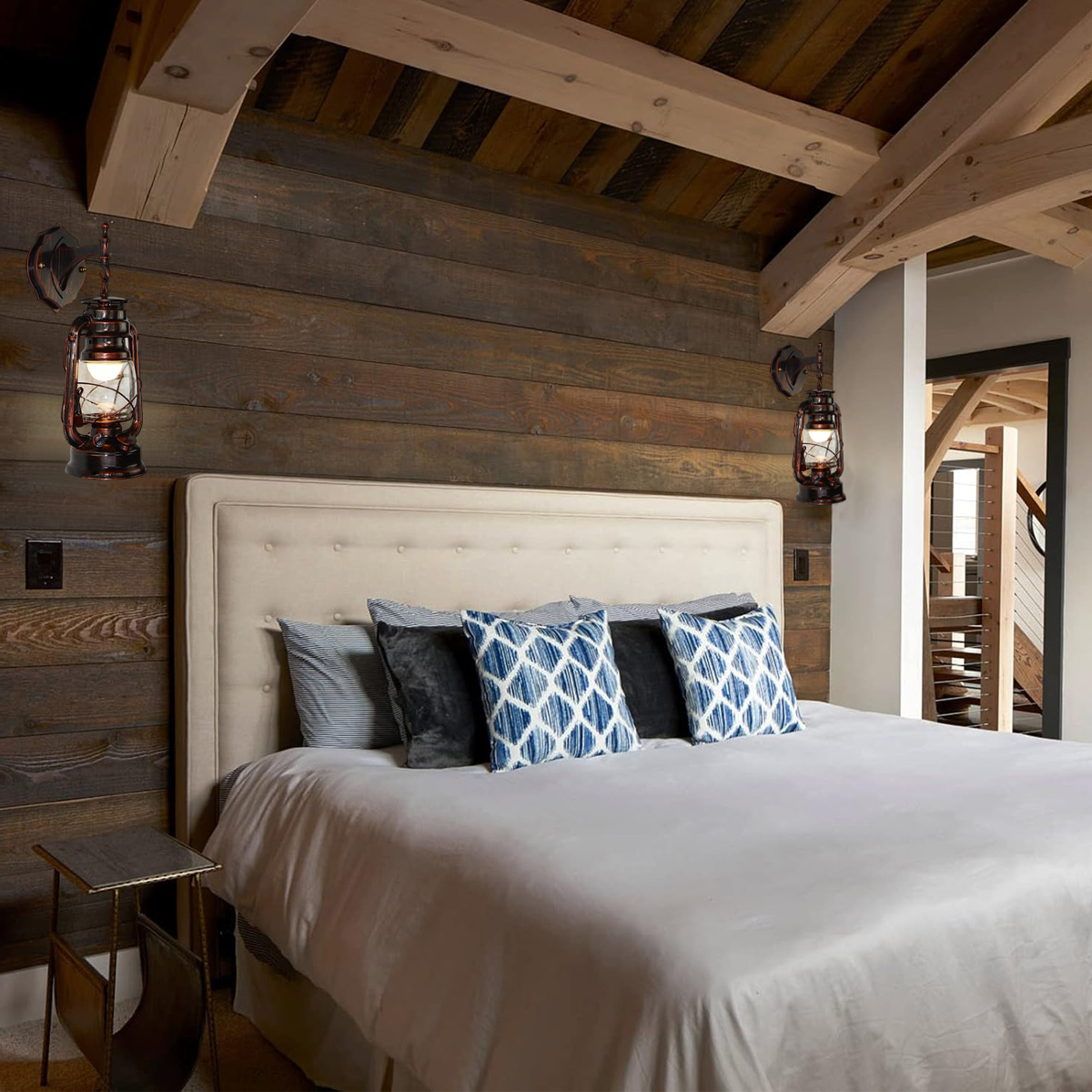 Schlafzimmer mit Bett, Kissen, Lampen und Holzwänden. Ein Beistelltisch steht neben dem Bett.