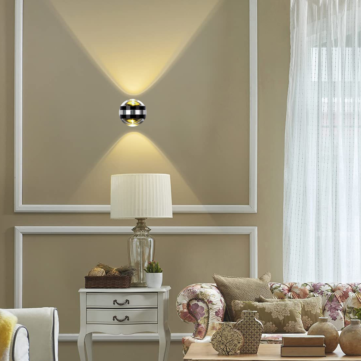 Eine Wandleuchte beleuchtet einen Raum. Eine Tischlampe, ein Sofa und ein Beistelltisch mit Dekoration sind im Bild. Rechts hängt ein Vorhang.