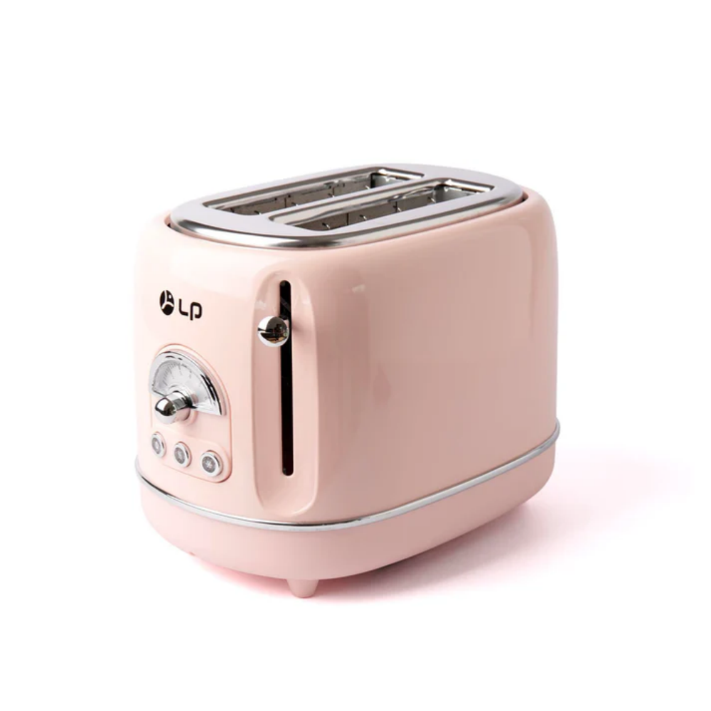 Ein rosa Toaster mit silberner Umrandung und Details steht vor weißem Hintergrund. Er hat zwei Schlitze und Bedienelemente.