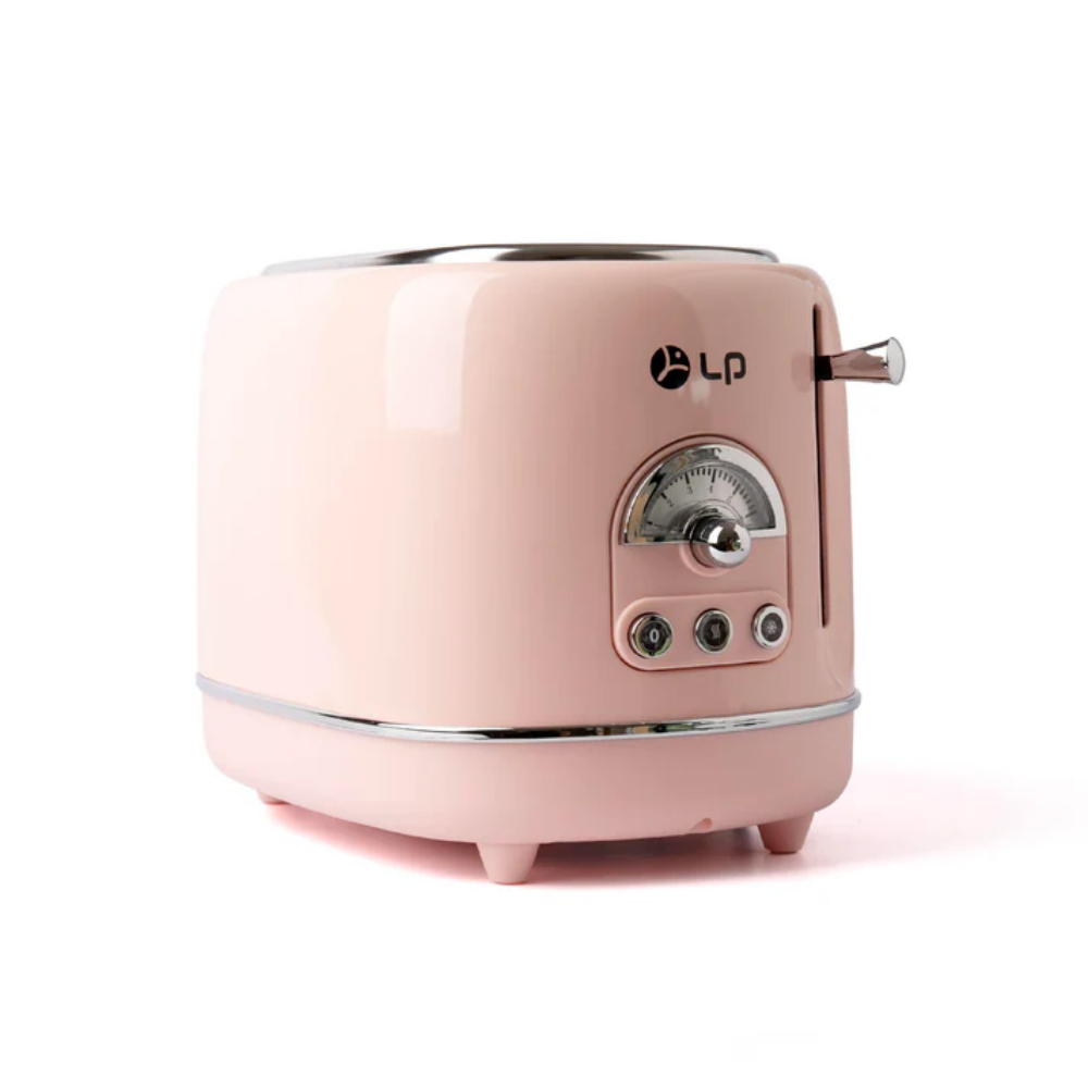 Ein rosa Toaster mit Chromakzenten. Er hat eine Anzeige, Knöpfe und einen Hebel. Das LP-Logo ist sichtbar.