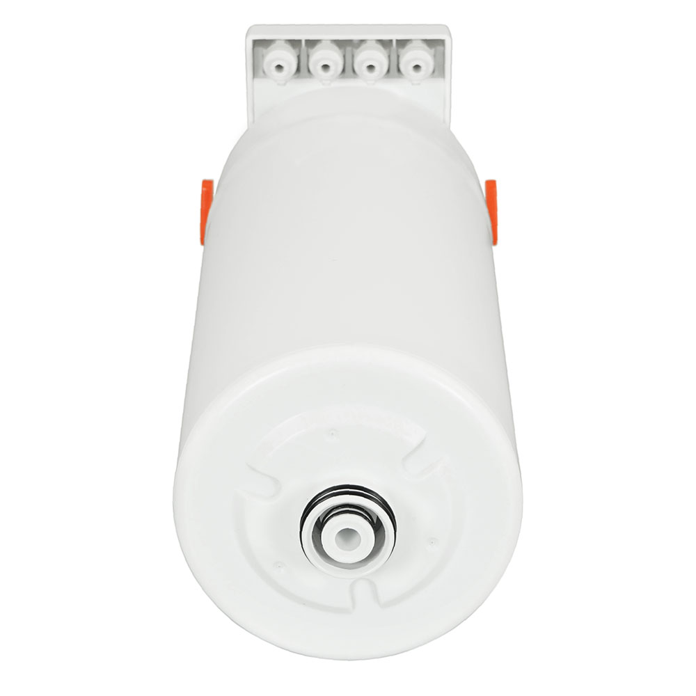 Ein weißer Wasserfilter. Er hat einen zylindrischen Körper, eine Oberseite mit mehreren Düsen und orangefarbenen Akzenten. Der Boden hat eine zentrale Öffnung.