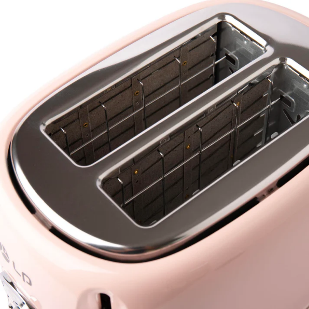 Nahaufnahme eines rosafarbenen Toasters mit zwei Schlitzen. Die Oberseite hat eine glänzende Metalloberfläche. Die Schlitze haben Metallgitter.