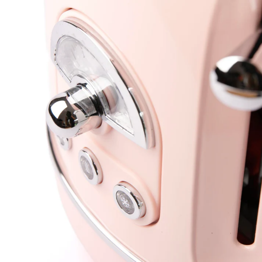Nahaufnahme eines rosa Toasters. Er hat einen glänzenden Chromhebel und Bedienknöpfe. Das Design ist retro.