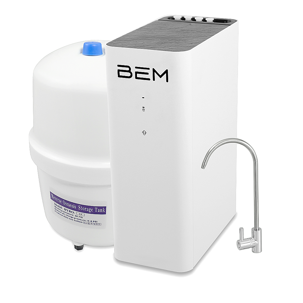 Ein weißes Wasserfiltersystem mit einem Vorratstank und einem Wasserhahn. Das Gerät trägt die Aufschrift "BEM".