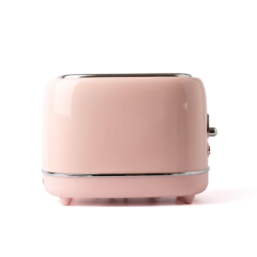 Ein rosafarbener Toaster auf weißem Hintergrund. Er hat eine abgerundete Form, Chromakzente und kleine Füße.