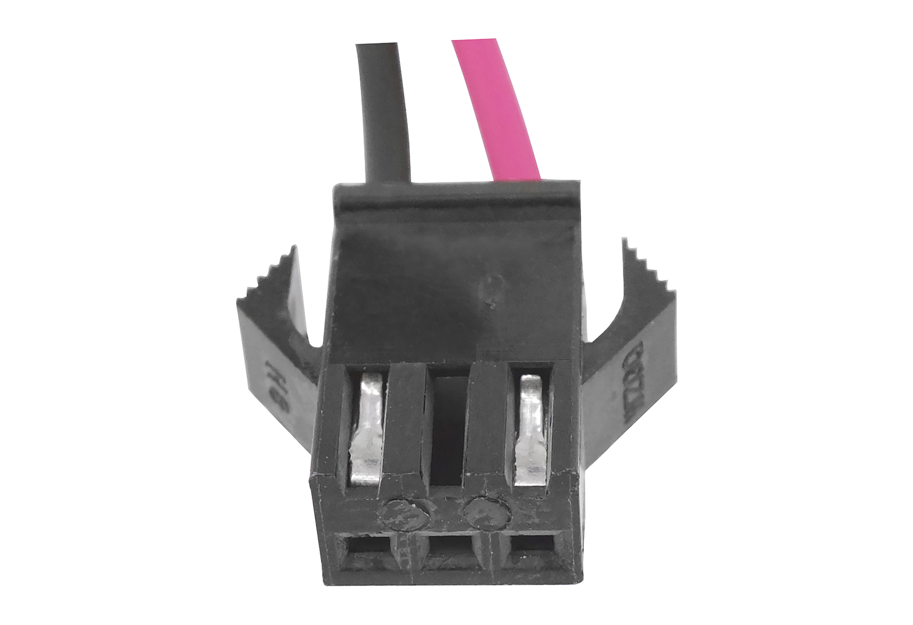 Ein schwarzer elektrischer Stecker mit drei Löchern und Metallkontakten. Er hat schwarze, rosa und schwarze Drähte.