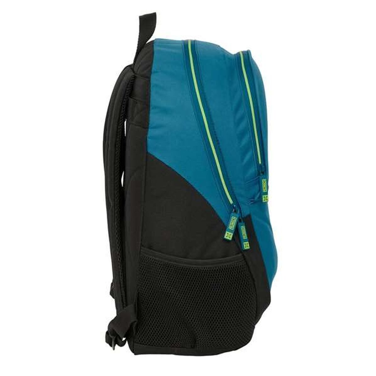 Seitenansicht eines Rucksacks. Er hat einen blauen oberen Teil mit grünen Streifen, einen schwarzen Boden und eine Netztasche. Reißverschlüsse sind grün.