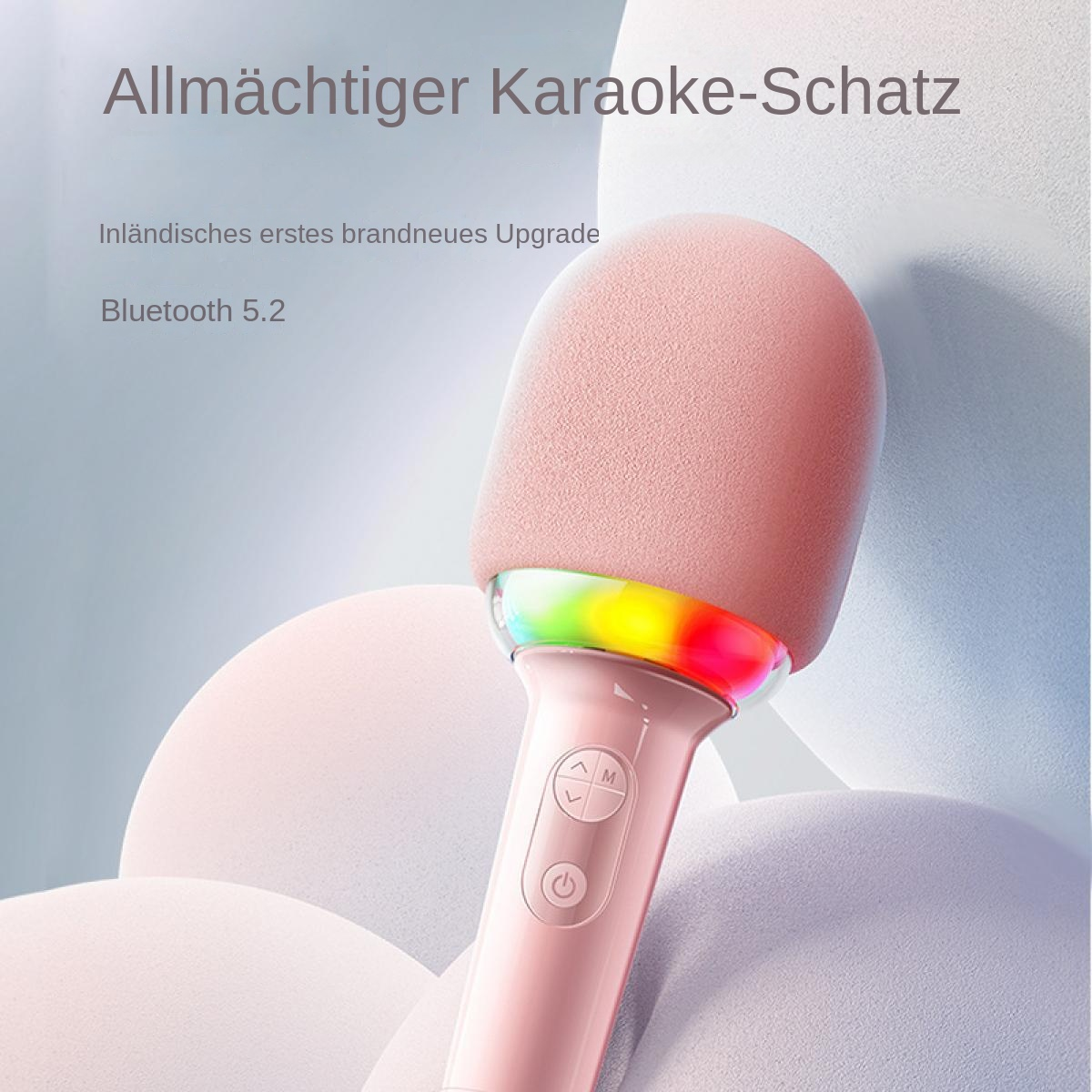 Rosa Karaoke-Mikrofon mit Schwammaufsatz und farbigem Lichtring. Knöpfe und Text sind sichtbar. Hintergrund hat abstrakte Formen.