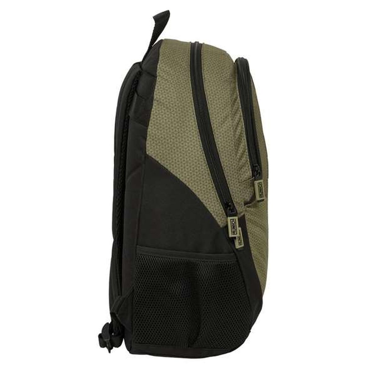 Seitenansicht eines Rucksacks. Die Oberseite ist olivgrün mit einem strukturierten Muster, die Unterseite ist schwarz. Reißverschlüsse sind schwarz.