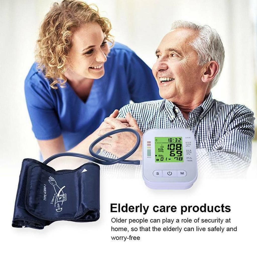 Eine Krankenschwester misst den Blutdruck eines älteren Mannes mit einem Monitor. Manschette und Monitor sind sichtbar. Der Mann lächelt.