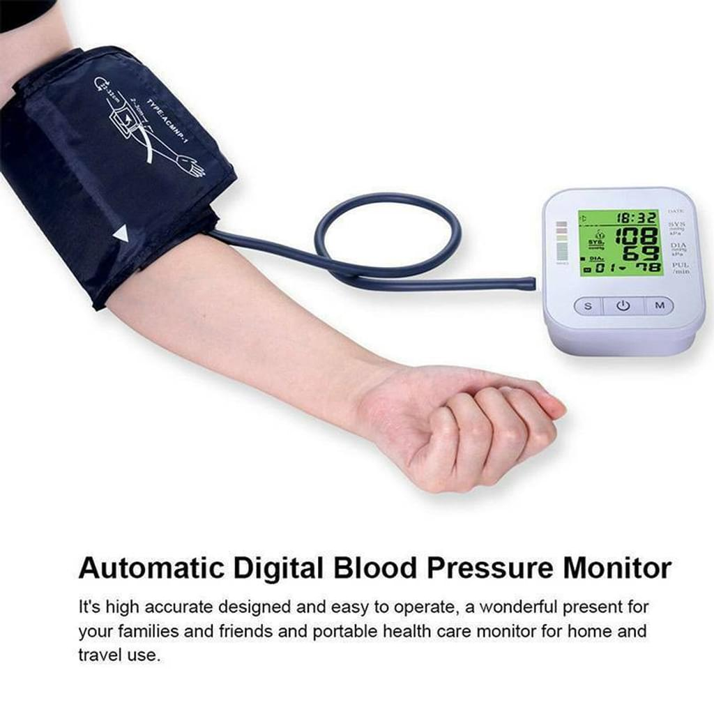 Arm einer Person mit Blutdruckmanschette und digitalem Monitor, der Messwerte anzeigt. Der Monitor ist weiß mit grüner Anzeige.