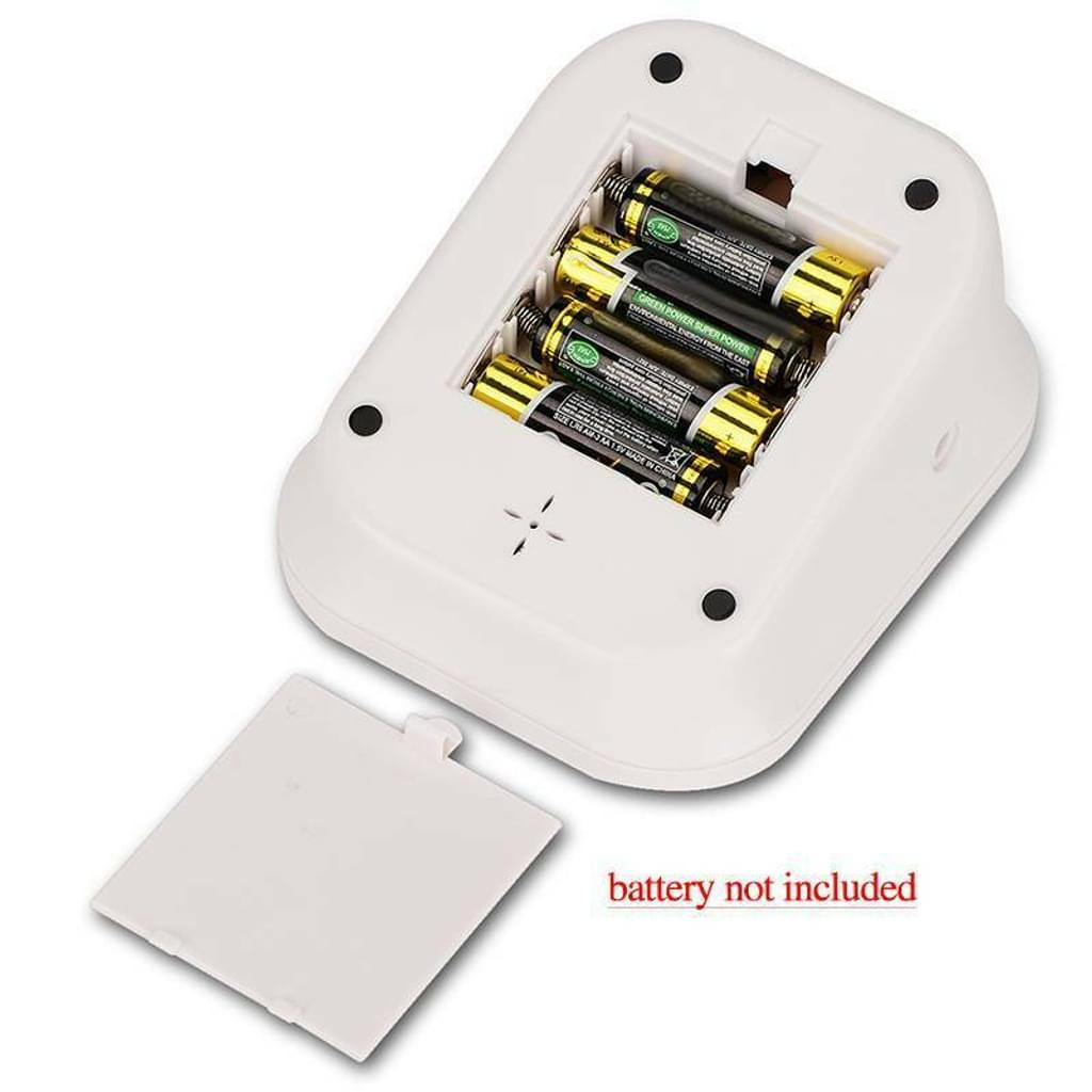 Ein weißes Gerät mit Batterien im Inneren und einer abgenommenen Abdeckung. Text: 'Batterie nicht enthalten'.