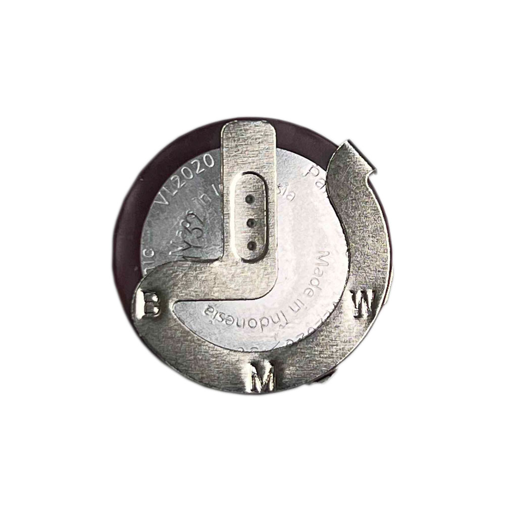 Okrągła bateria BMW. Ma srebrne metalowe części z logo BMW oraz napisami 'Made in Indonesia' i 'VL2020'.