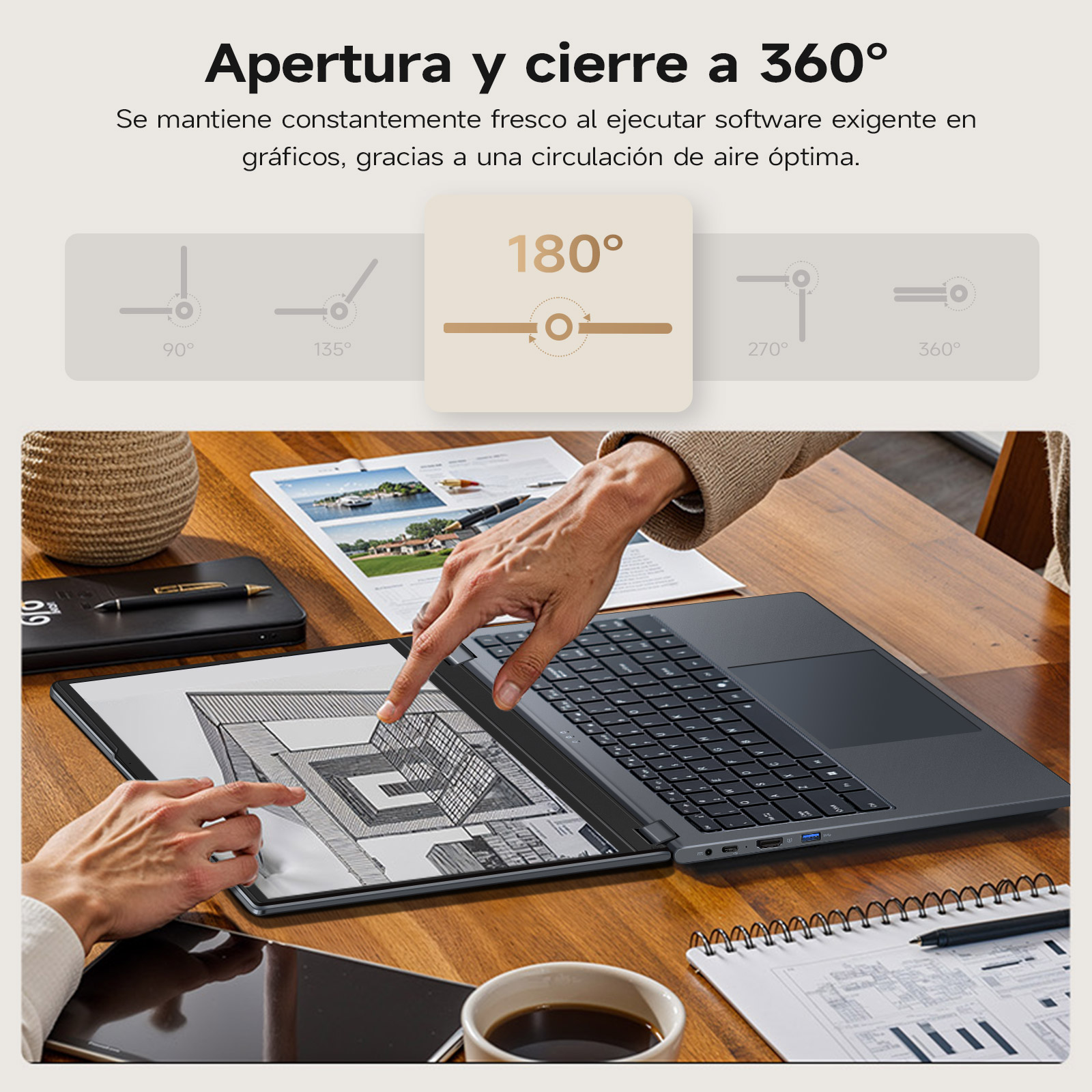 Una computadora portátil está abierta sobre una mesa de madera. Una persona señala un dibujo en una tableta. Hay café y un cuaderno.