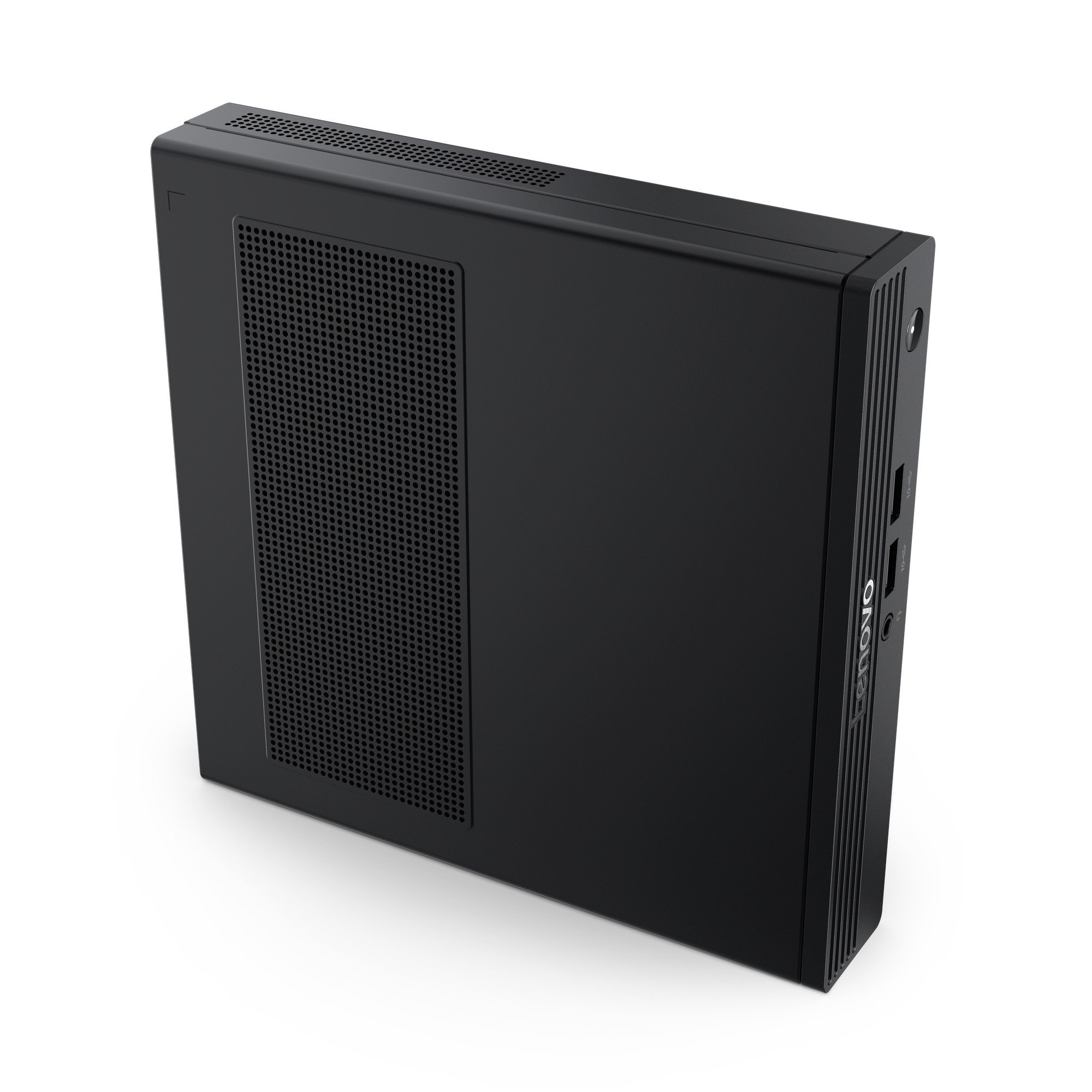 Czarna obudowa komputera stacjonarnego Lenovo. Posiada perforowany panel boczny i różne porty z przodu, na białym tle.