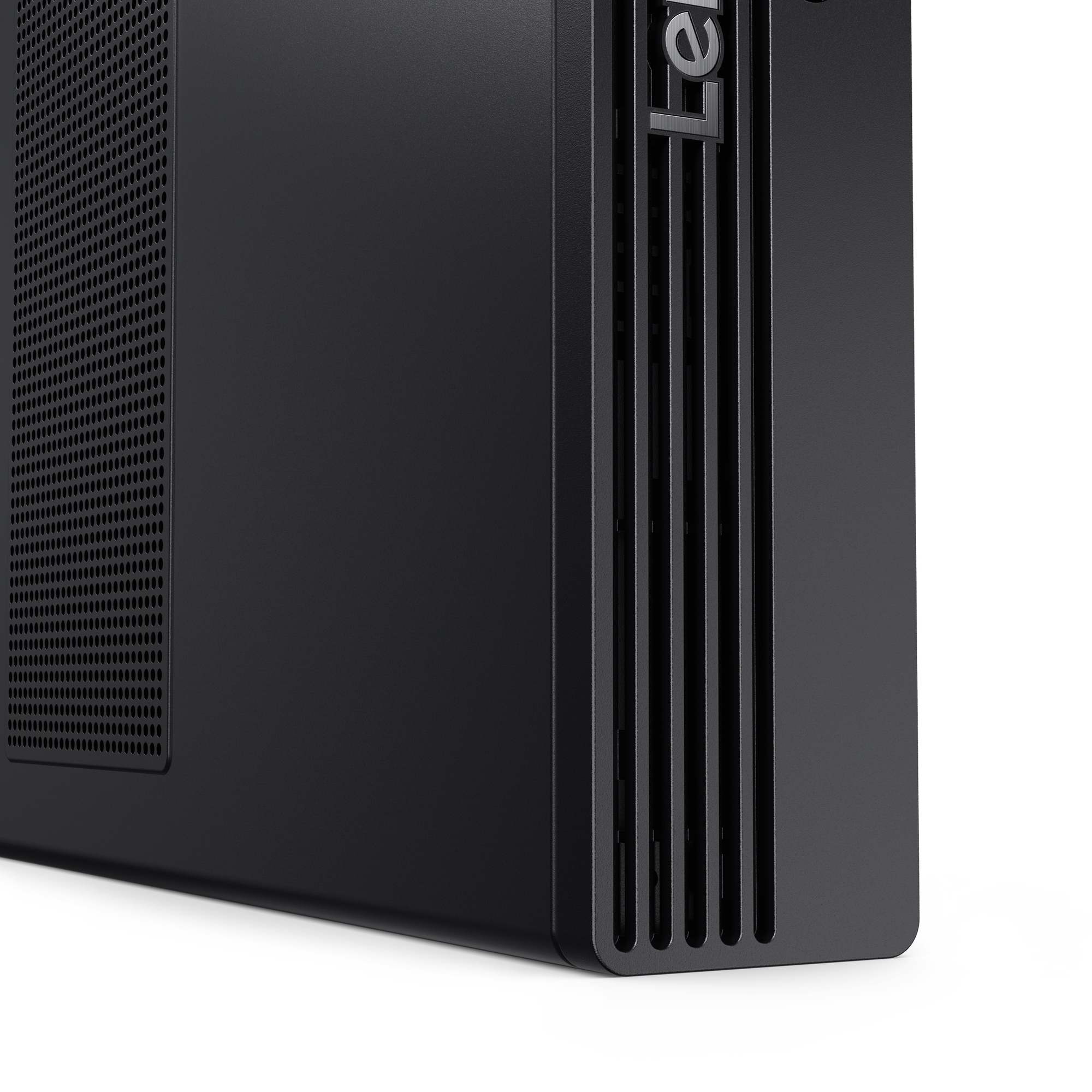 Czarna obudowa komputera z logo Lenovo. Ma perforowany panel przedni i pionowy otwór wentylacyjny.