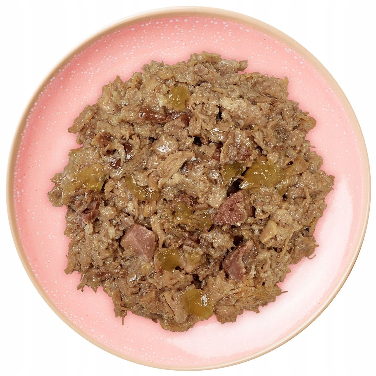 Różowy talerz zawiera porcję gotowanego mięsa z zielonymi i brązowymi warzywami. Mięso ma poszarpaną teksturę i widoczne kawałki.