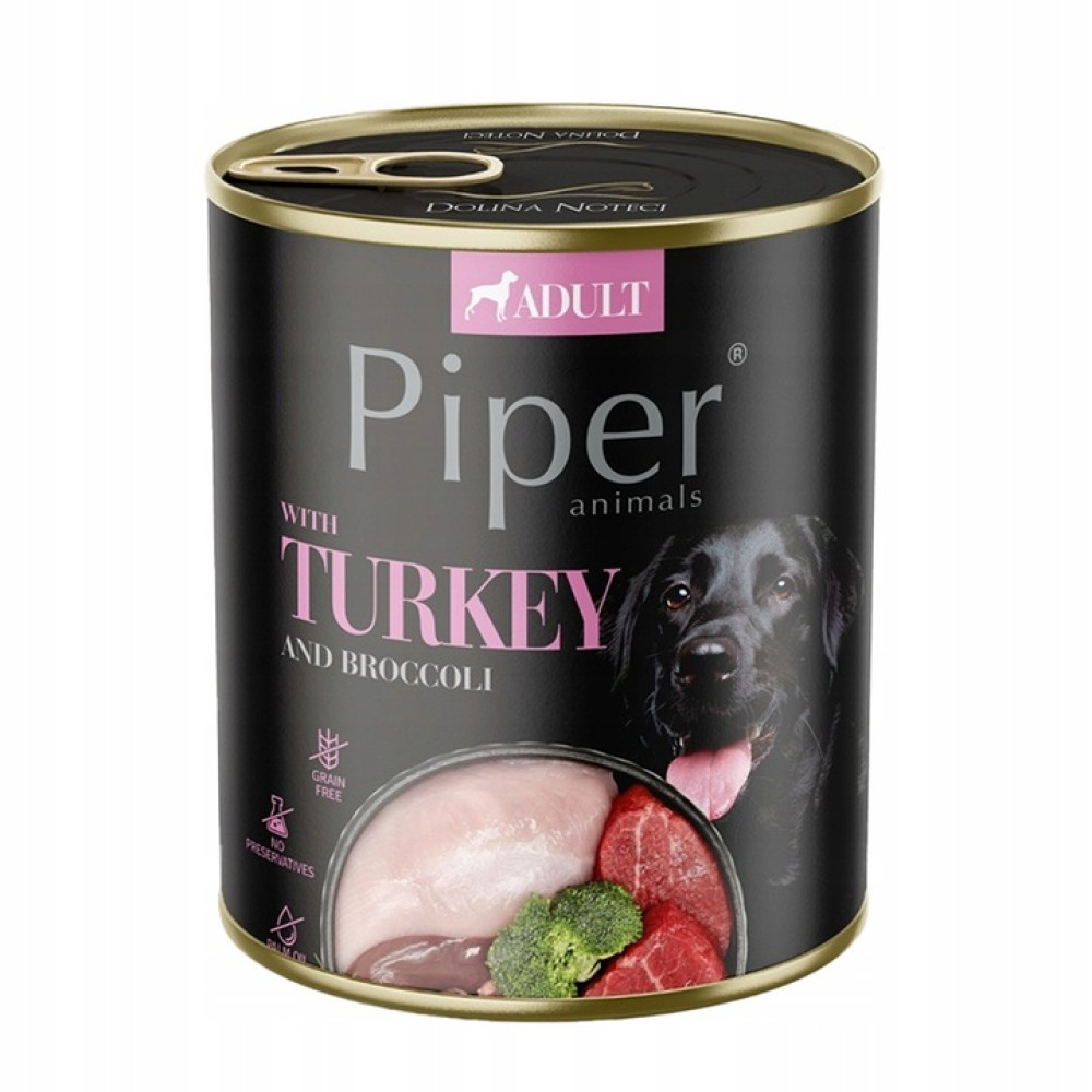 Puszka karmy dla psów z indykiem i brokułami. Czarny pies jest na puszce. Puszka jest czarna z różowym tekstem.