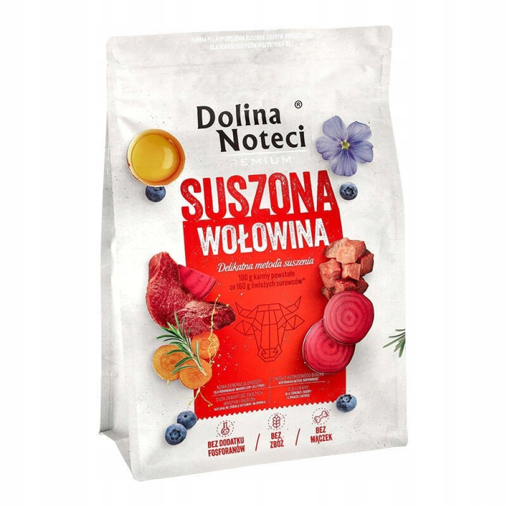 Opakowanie karmy dla psów z wołowiną, borówkami i innymi składnikami. Marka to Dolina Noteci. Opakowanie jest białe.