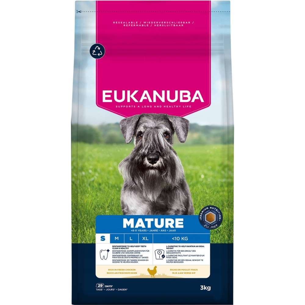Bolsa de comida para perros con imagen de perro. El texto incluye 'Eukanuba', 'Mature' e información nutricional. Fondo hierba verde.