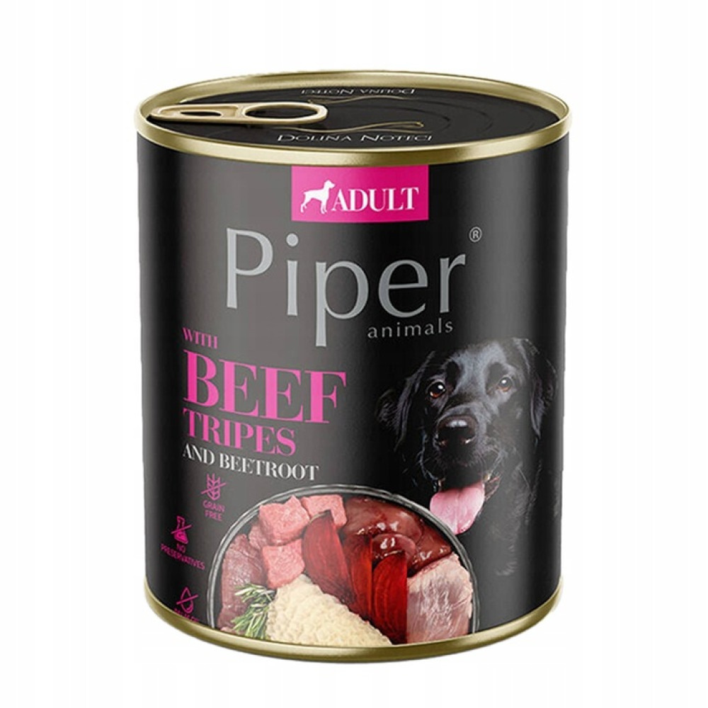 Puszka karmy dla psów Piper z żołądkami wołowymi i burakami. Po prawej stronie czarny pies. Puszka jest czarna z różowym i białym tekstem.