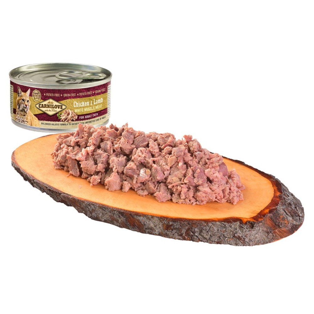 Puszka karmy dla kotów, z drewnianą deską trzymającą stos mięsa. Na puszce napis 'Chicken & Lamb'.