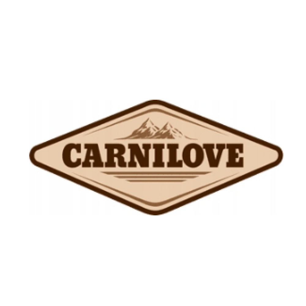 Logo Carnilove przedstawia brązowy romb z napisem CARNILOVE pogrubioną brązową czcionką. Na górze znajdują się góry.