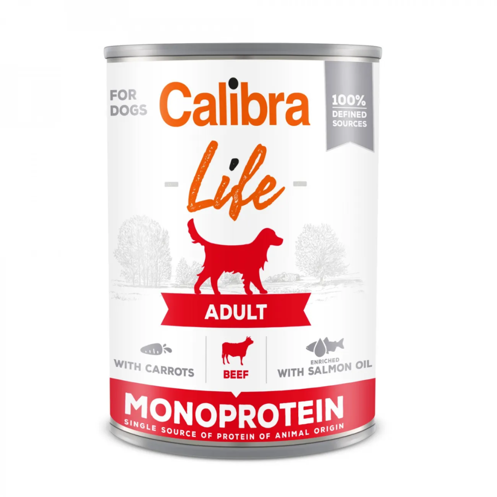 Una lata de comida para perros con la marca Calibra Life, silueta de perro rojo y etiquetas: Adulto, Carne, Monoproteína, Con Zanahorias, Con Aceite de Salmón.