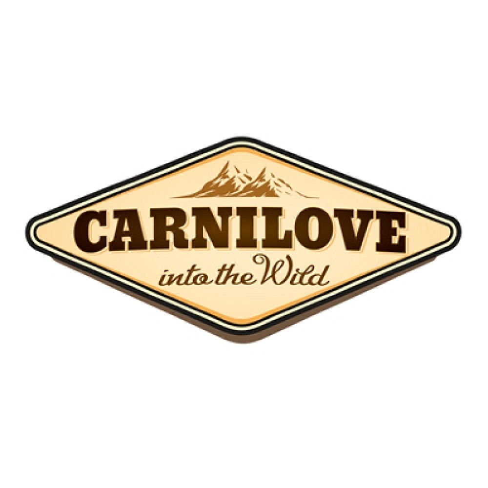 Logo Carnilove przedstawia kształt rombu z napisem "CARNILOVE into the Wild" i sylwetkami gór.