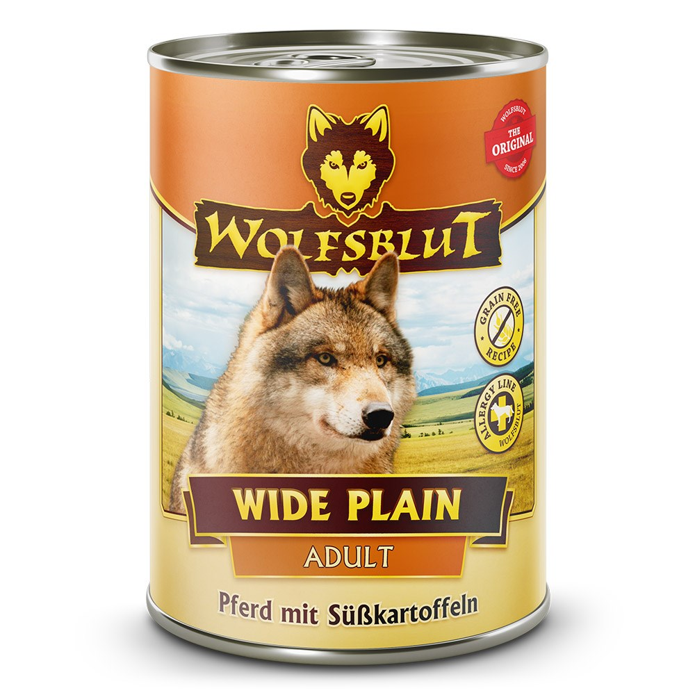 Puszka karmy dla psów z wilkiem. Puszka jest oznaczona jako 'WOLFSBLUT', 'WIDE PLAIN' i 'ADULT'. Również 'Pferd mit Süßkartoffeln'.