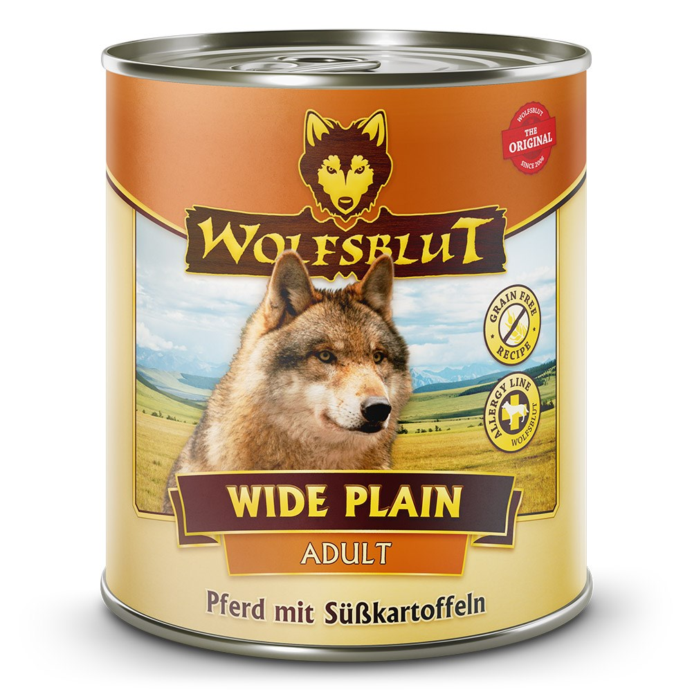 Puszka karmy dla psów z wizerunkiem wilka, napis 'Wide Plain Adult'. Tło przedstawia wilka na polu z górami.